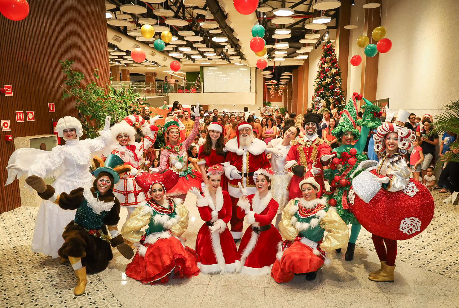 Parada natalina marca chegada do Papai Noel ao Vitória Boulevard Shopping