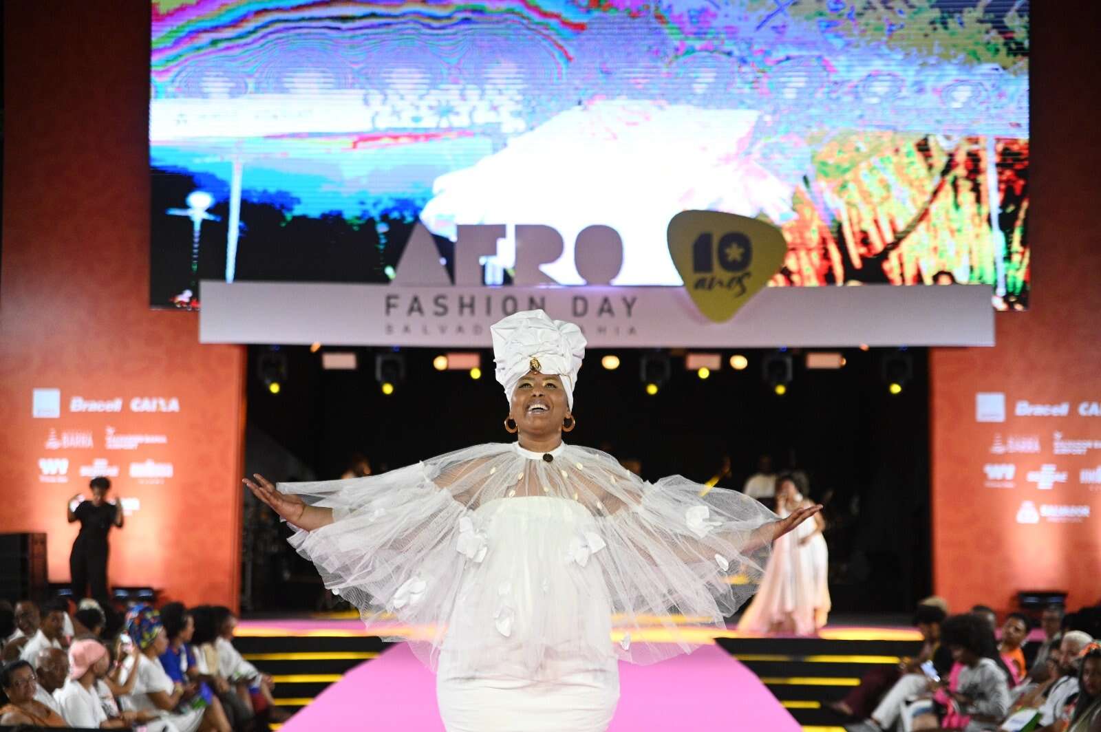 'Um renascimento para mim': na 10ª edição do Afro Fashion Day, modelo concilia tratamento médico e amor pela moda