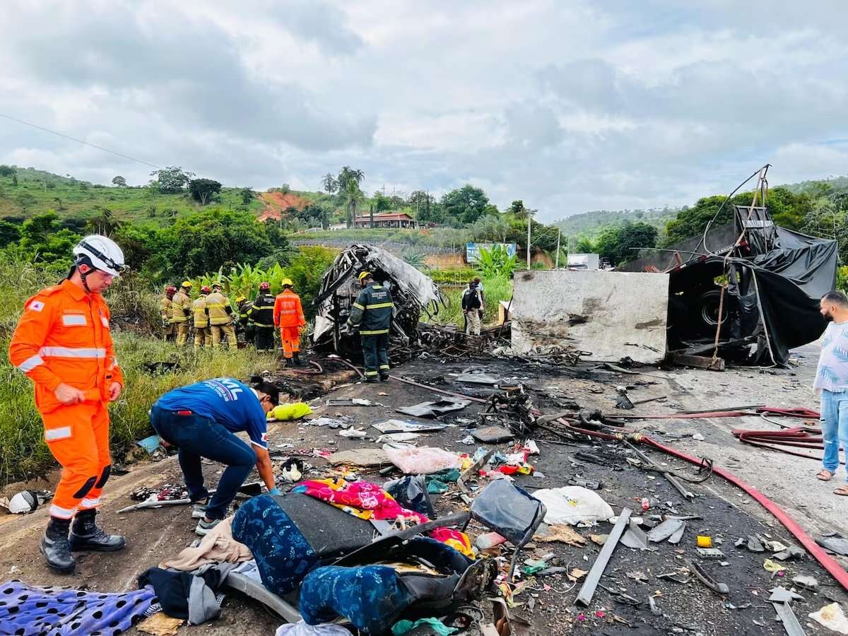 Corpos de 4 vítimas de acidente entre carro e ônibus em Minas Gerais são enterrados na Bahia