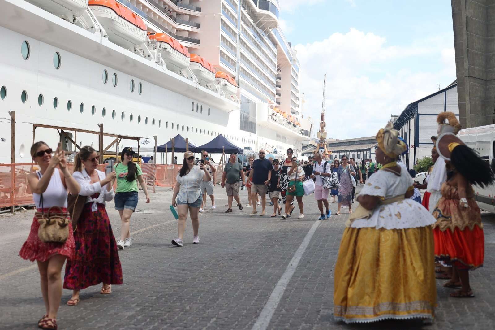 Mais de 6 mil turistas desembarcam de cruzeiro para curtir Salvador na véspera do Natal