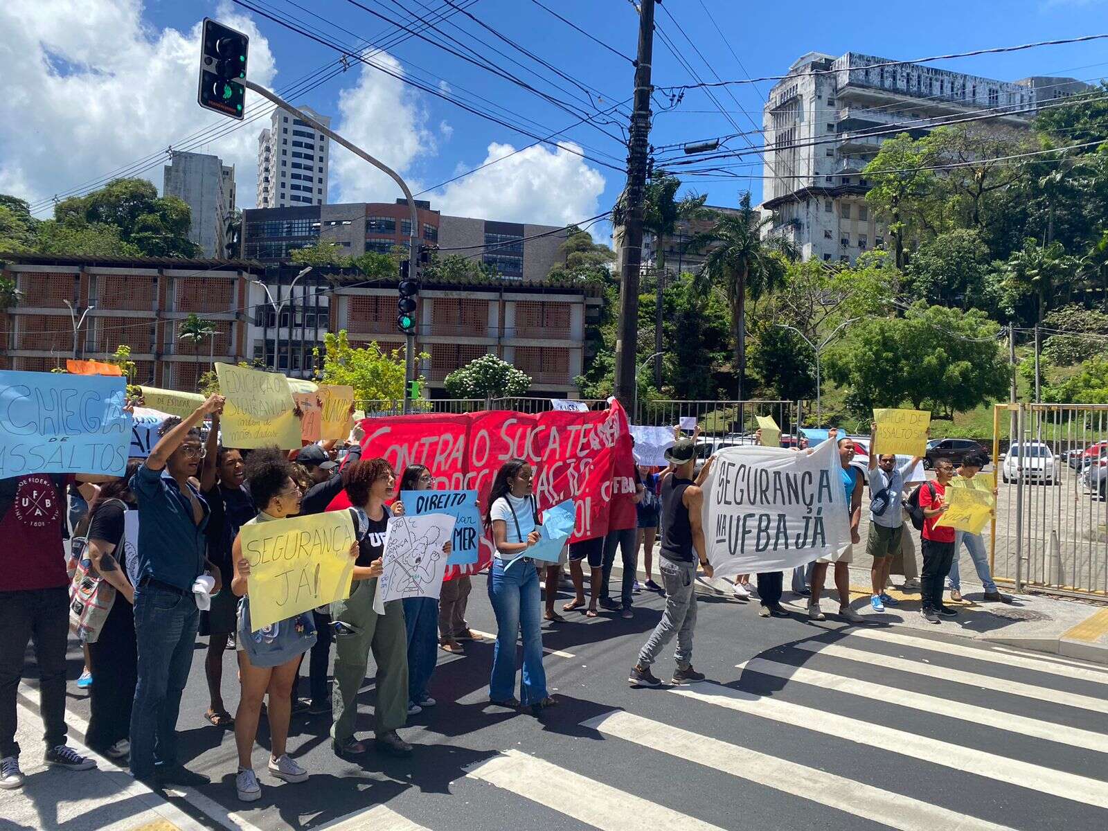 Universitários protestam contra insegurança nos campi da Ufba