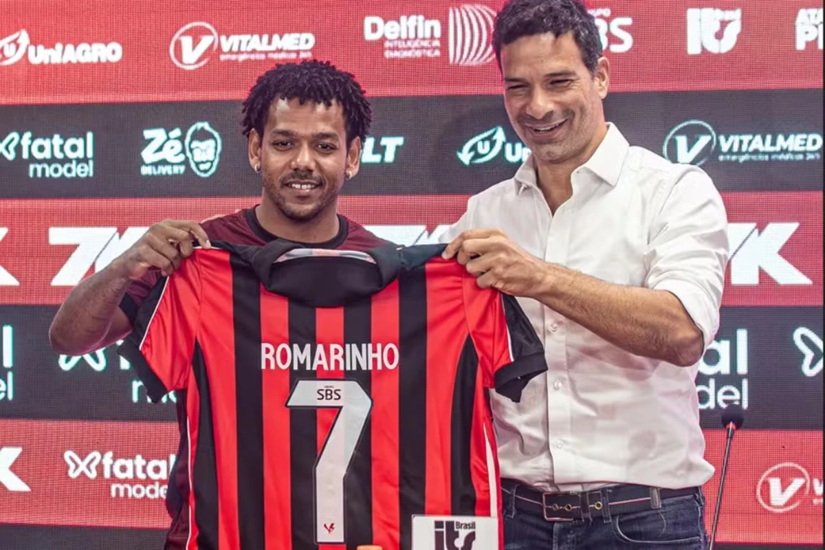 Com a lendária 7 de Bebeto, Romarinho é apresentado pelo Vitória: 'Não tenho medo'