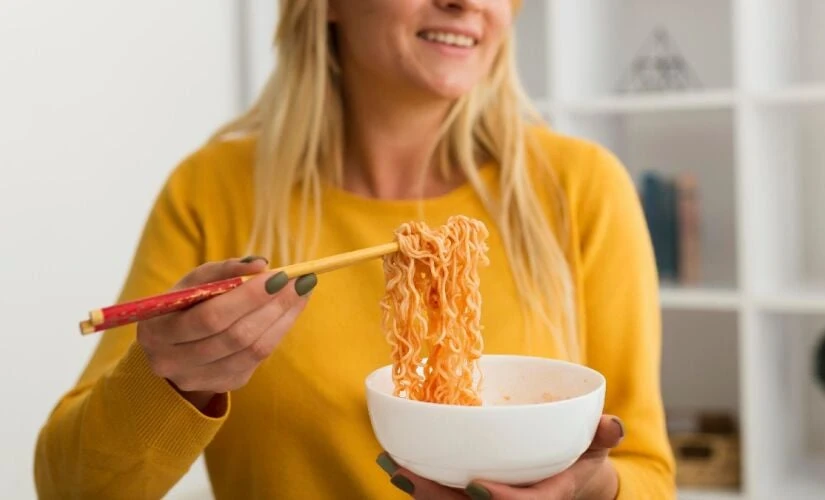 O perigo escondido no macarrão instantâneo que quase ninguém percebe