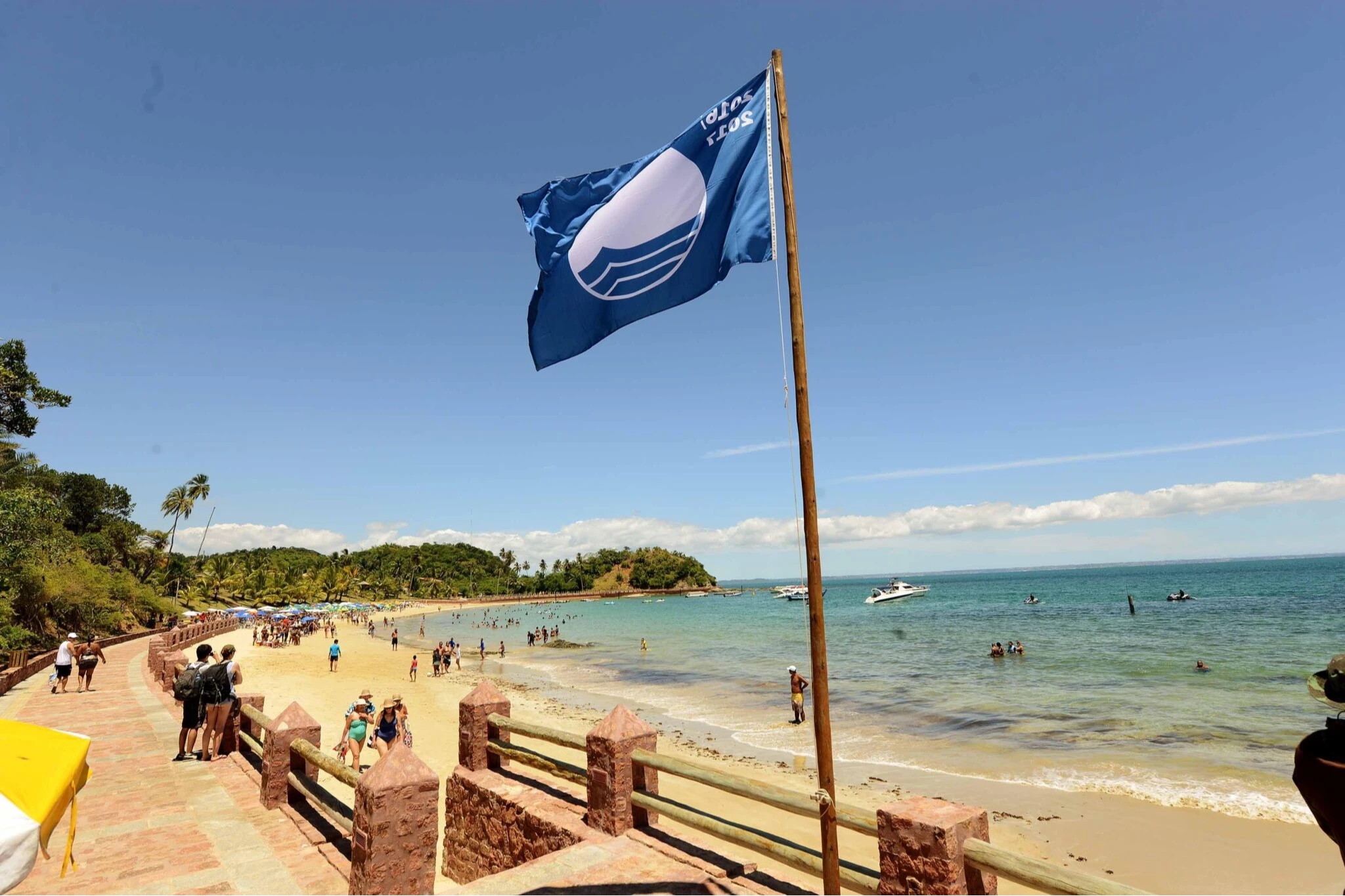 Praia de Salvador com águas cristalinas é eleita a melhor do mundo em 2025