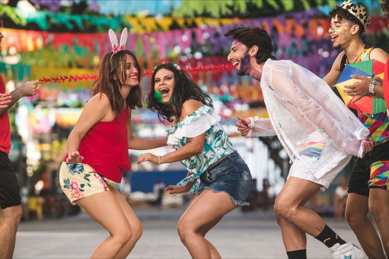 Carnaval 2025: saiba como evitar lesões no joelho durante a folia