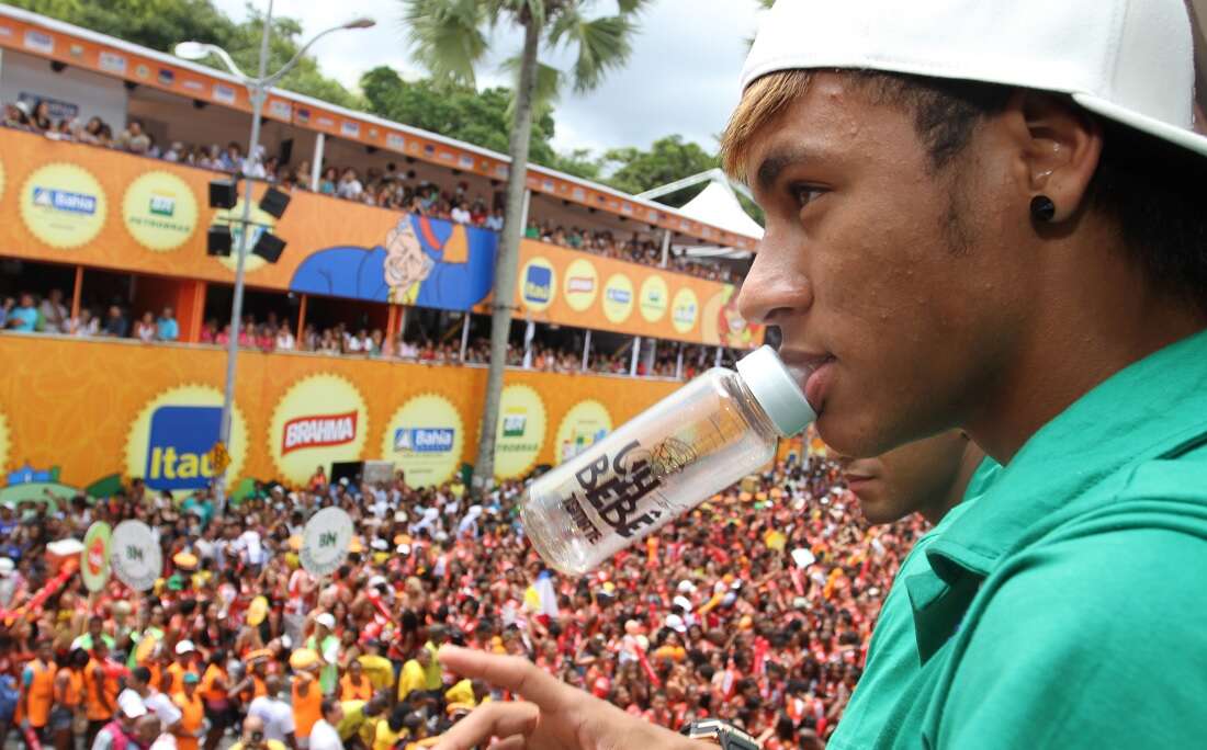 Lembra disso? Neymar já tomou mamadeira no Carnaval de Salvador