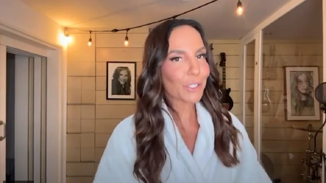 Ivete Sangalo ganha bolo de quatro andares com o seu rosto pintado à mão; veja