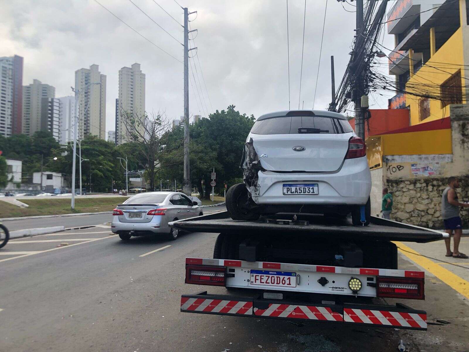 Caminhonete bate em três carros e danifica loja na Avenida Vasco da Gama