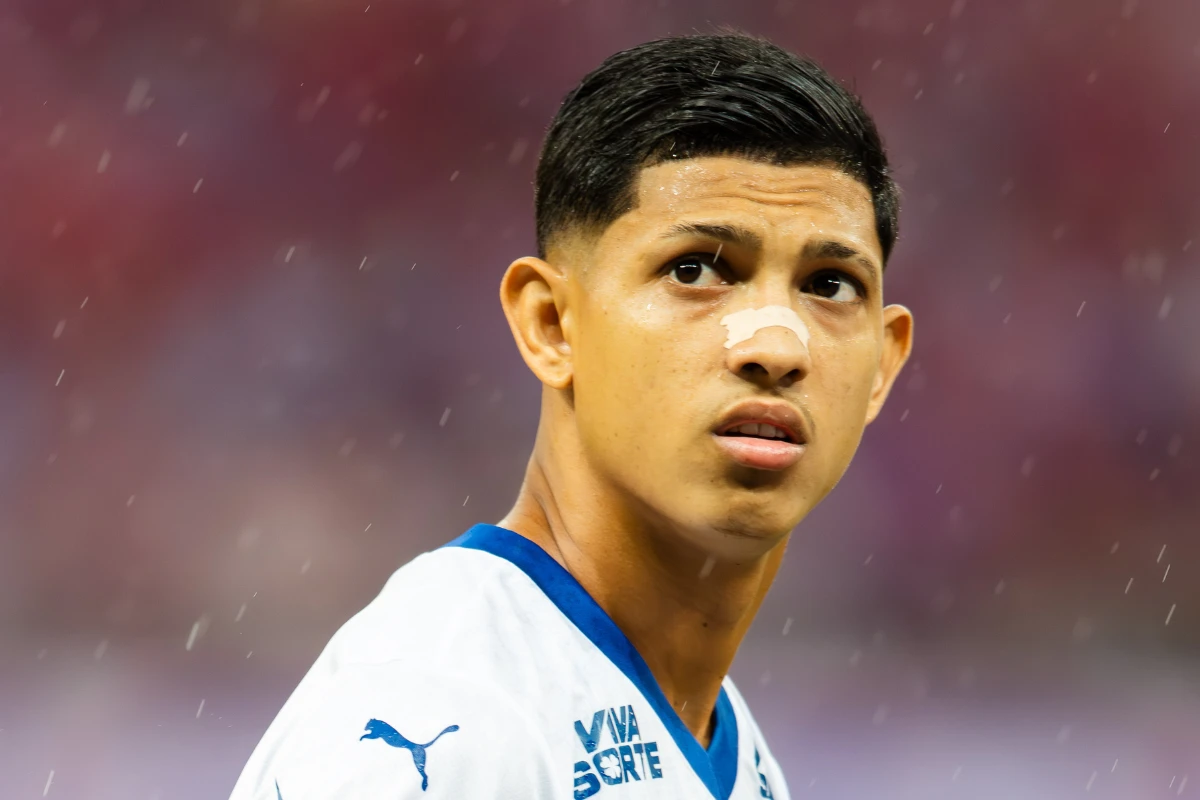 Vini Jr. desbancado: Erick Pulga é o segundo jogador com mais dribles completos em 2025