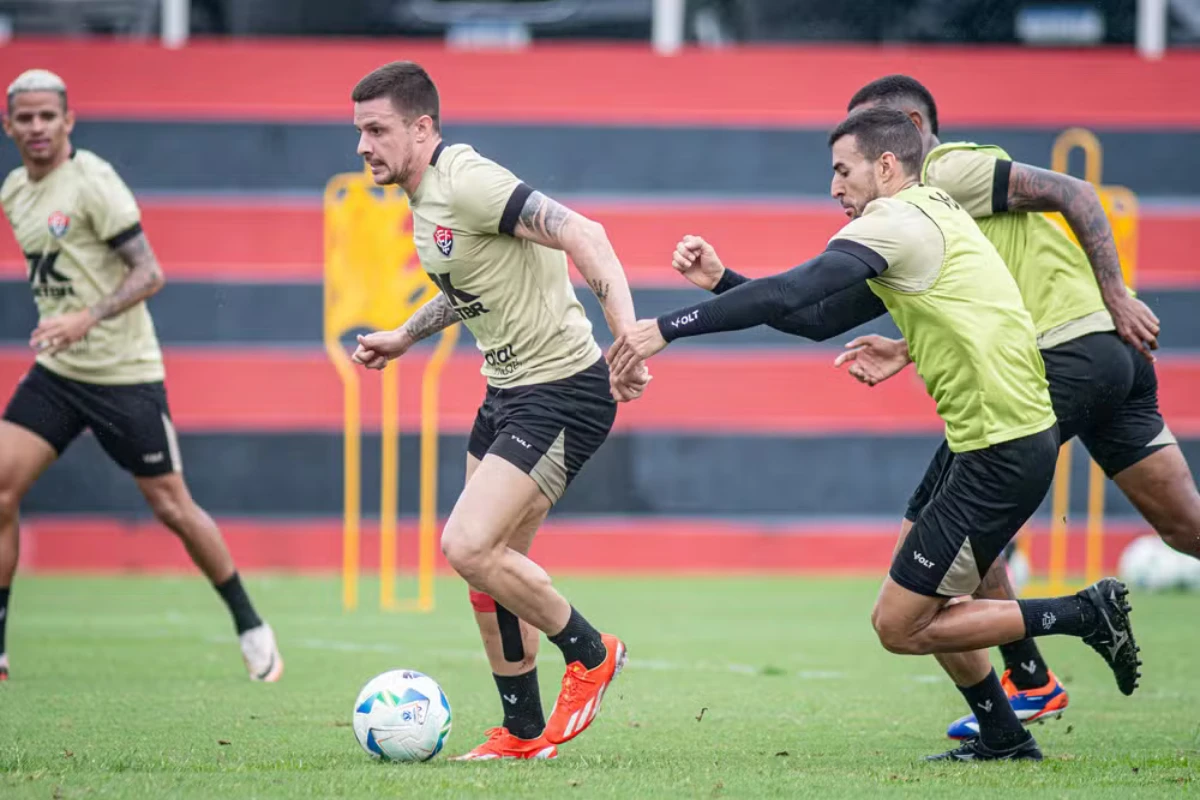 Kayzer treina pela primeira vez com elenco do Vitória; veja lista de lesionados