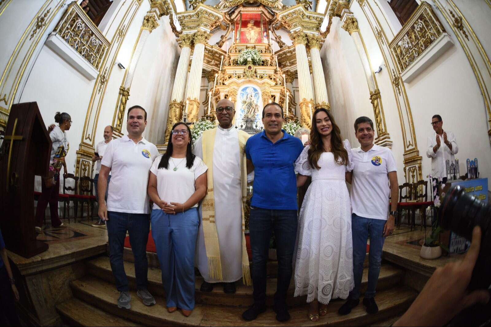 Bruno Reis e Ana Paula buscam a benção de Senhor do Bonfim às vésperas das eleições