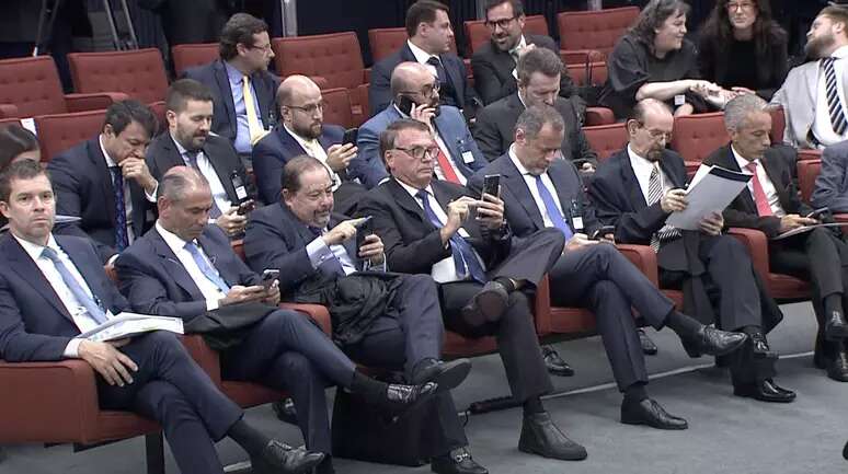 AO VIVO: com Bolsonaro presente, STF inicia sessão que pode tornar ex-presidente réu