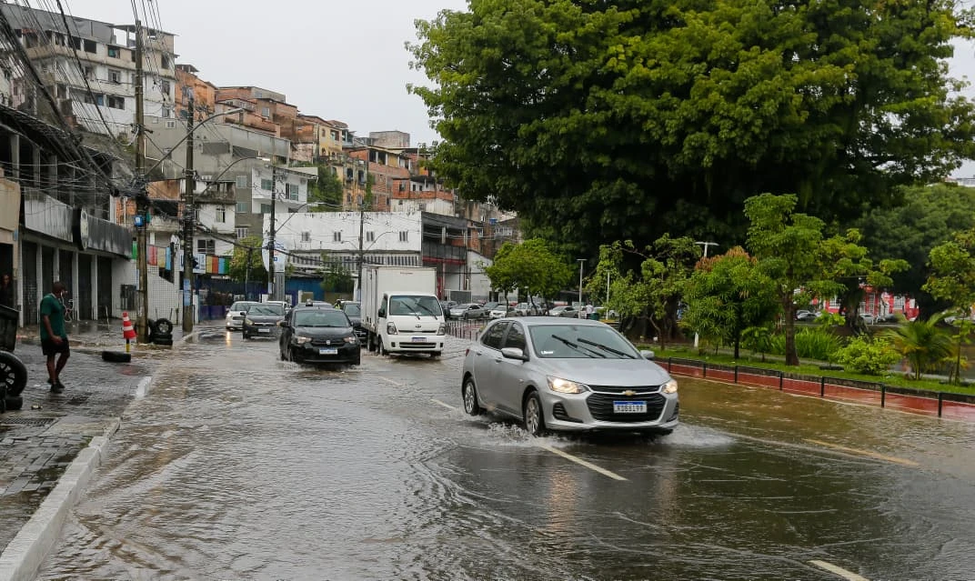 Inmet emite alerta de perigo para chuvas intensas em Salvador e mais de 80 cidades da Bahia
