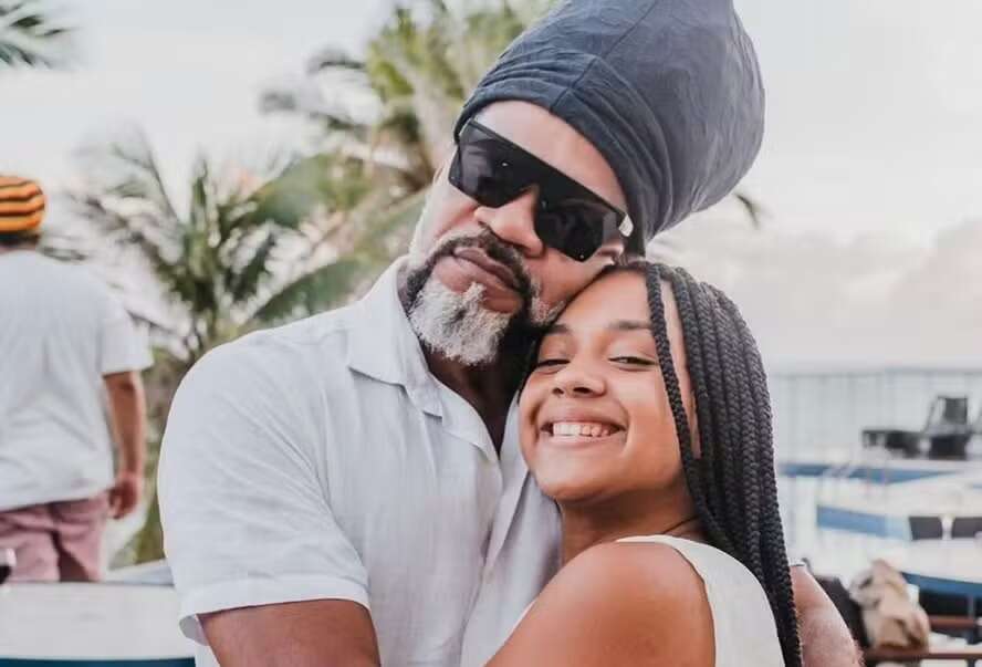 Carlinhos Brown celebra 15 anos da filha Leila: ‘Doce e iluminada’