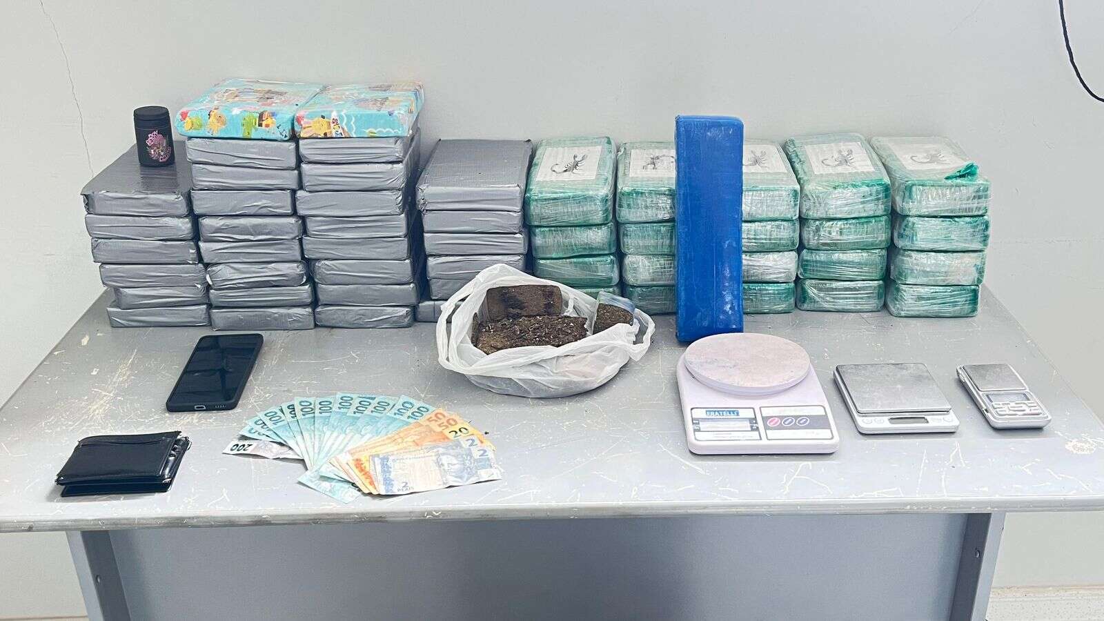 Suspeito é preso com drogas e mais de R$ 1,5 mil em espécie