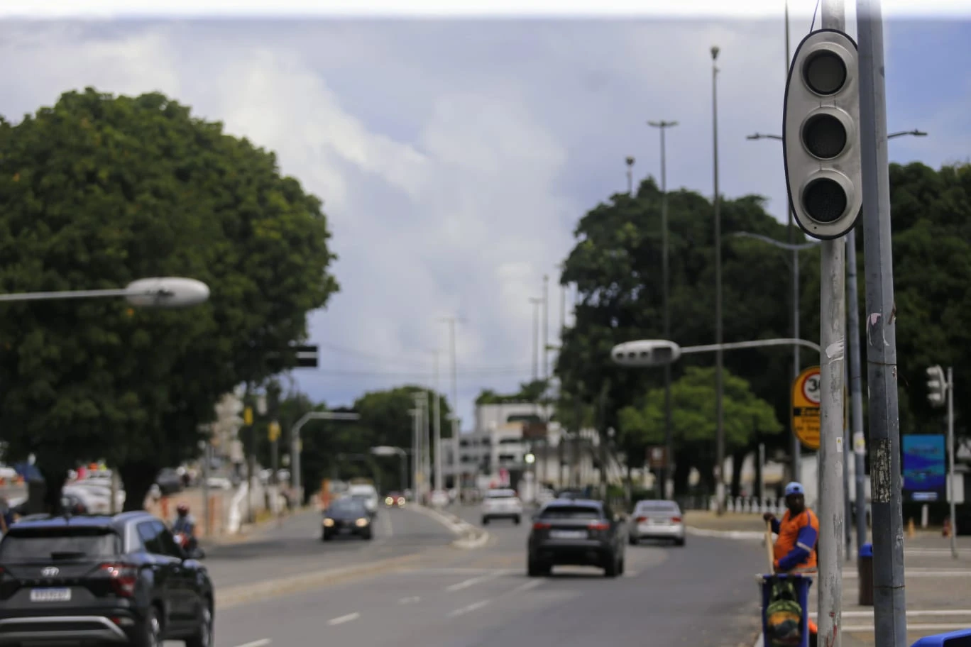 Perigo nas ruas: 7 a cada 10 brasileiros têm medo de ser assaltados quando param na sinaleira
