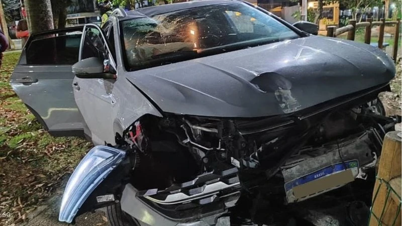 VÍDEO: Motorista foge de blitz e invade praça na Pituba