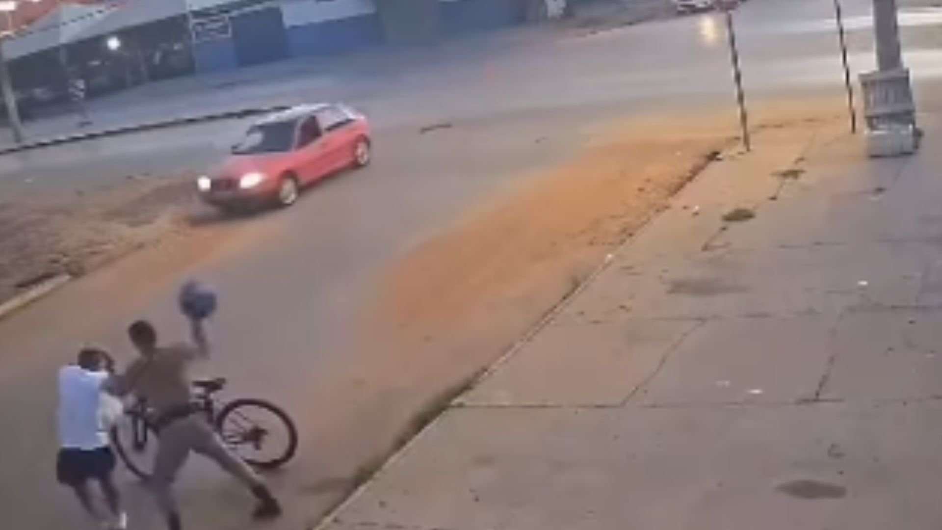 PM agride ciclista após incidente de trânsito em cidade baiana; veja o vídeo