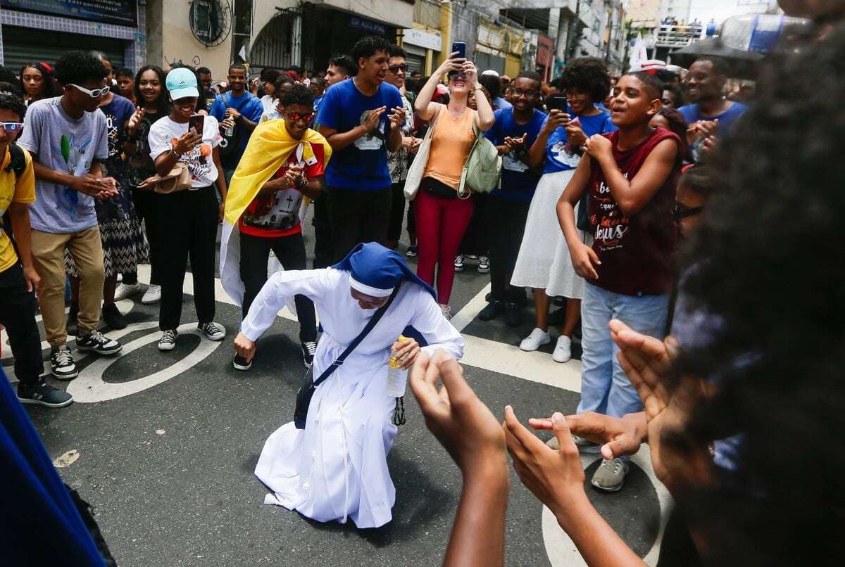 Ao som do pagode, trio elétrico arrasta multidão de jovens católicos pelas ruas do centro