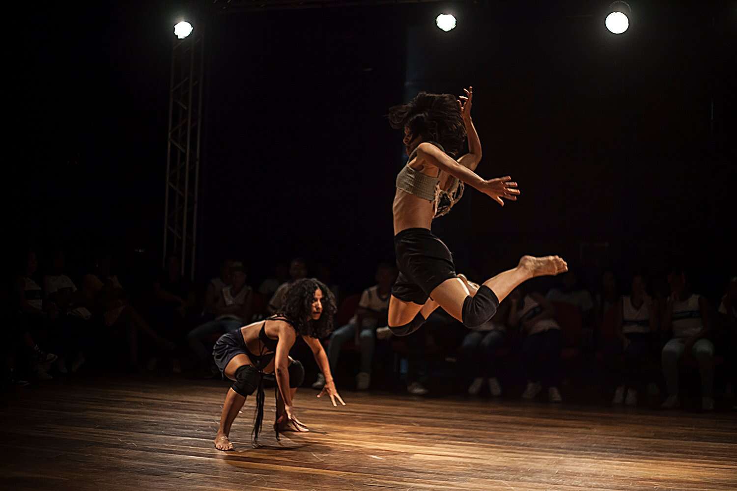 Coreografia Cavalas encena paradoxos na Sala do Coro do TCA