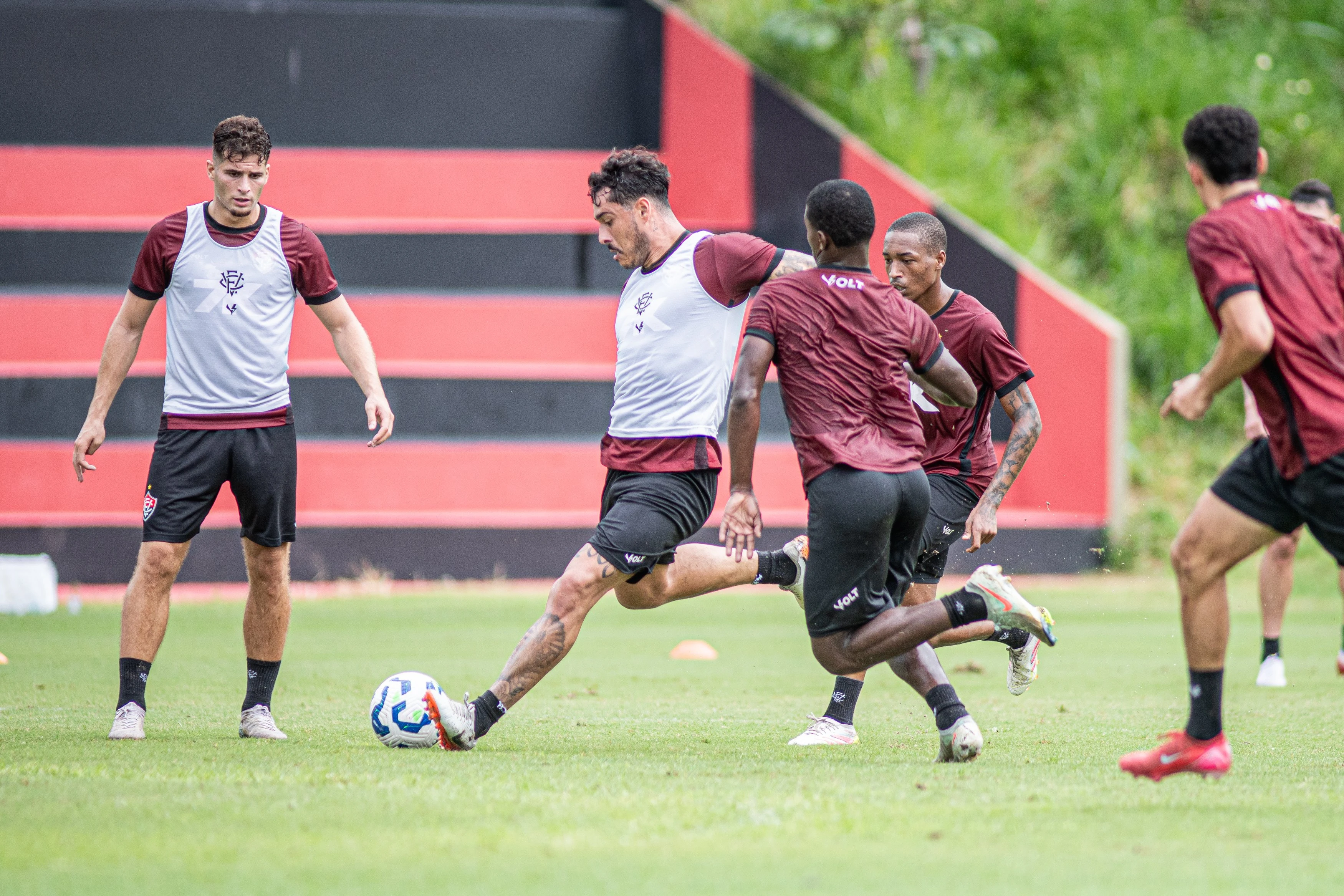 Com presença dos novos reforços, Vitória inicia preparação para enfrentar Bragantino