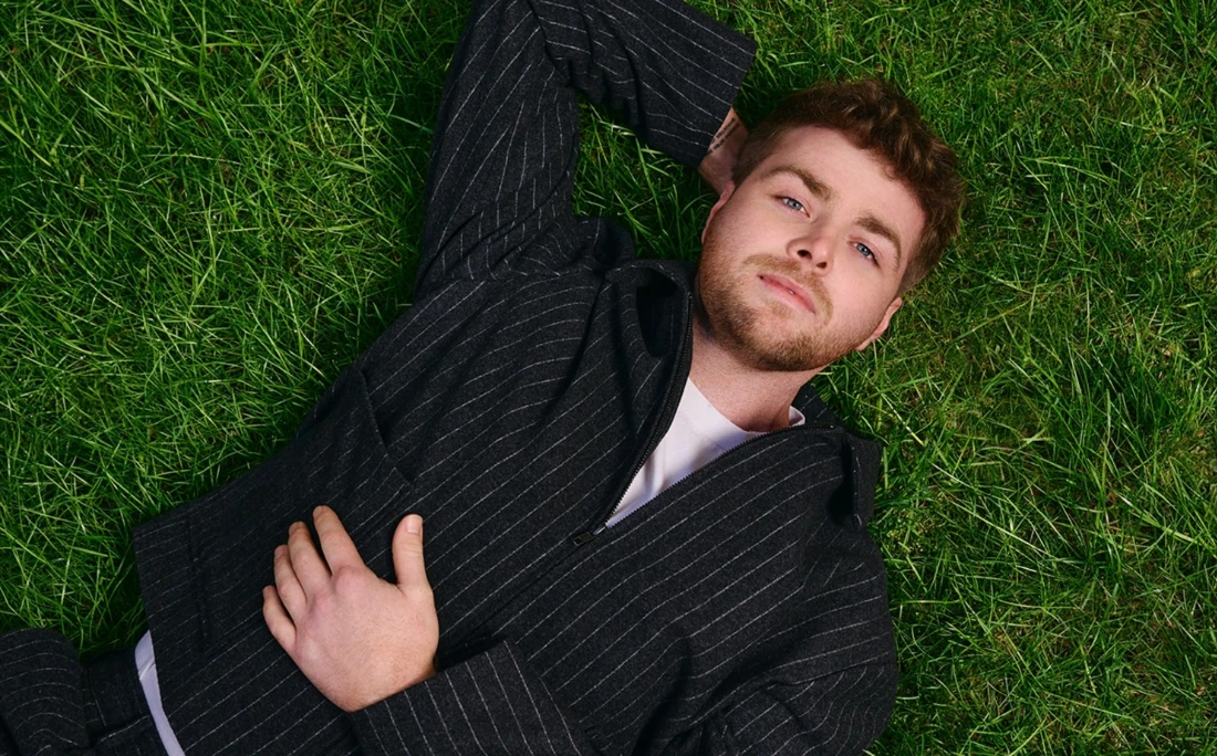 Queridinho do 'booktok', Alex Warren lança álbum de estreia; ouça