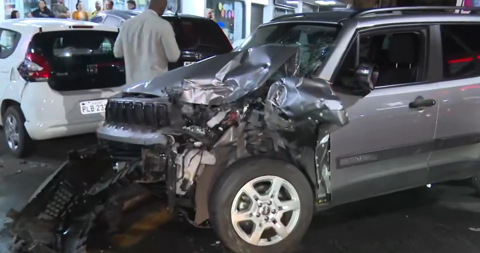 Motorista perde o controle e destrói três carros no Chame-Chame