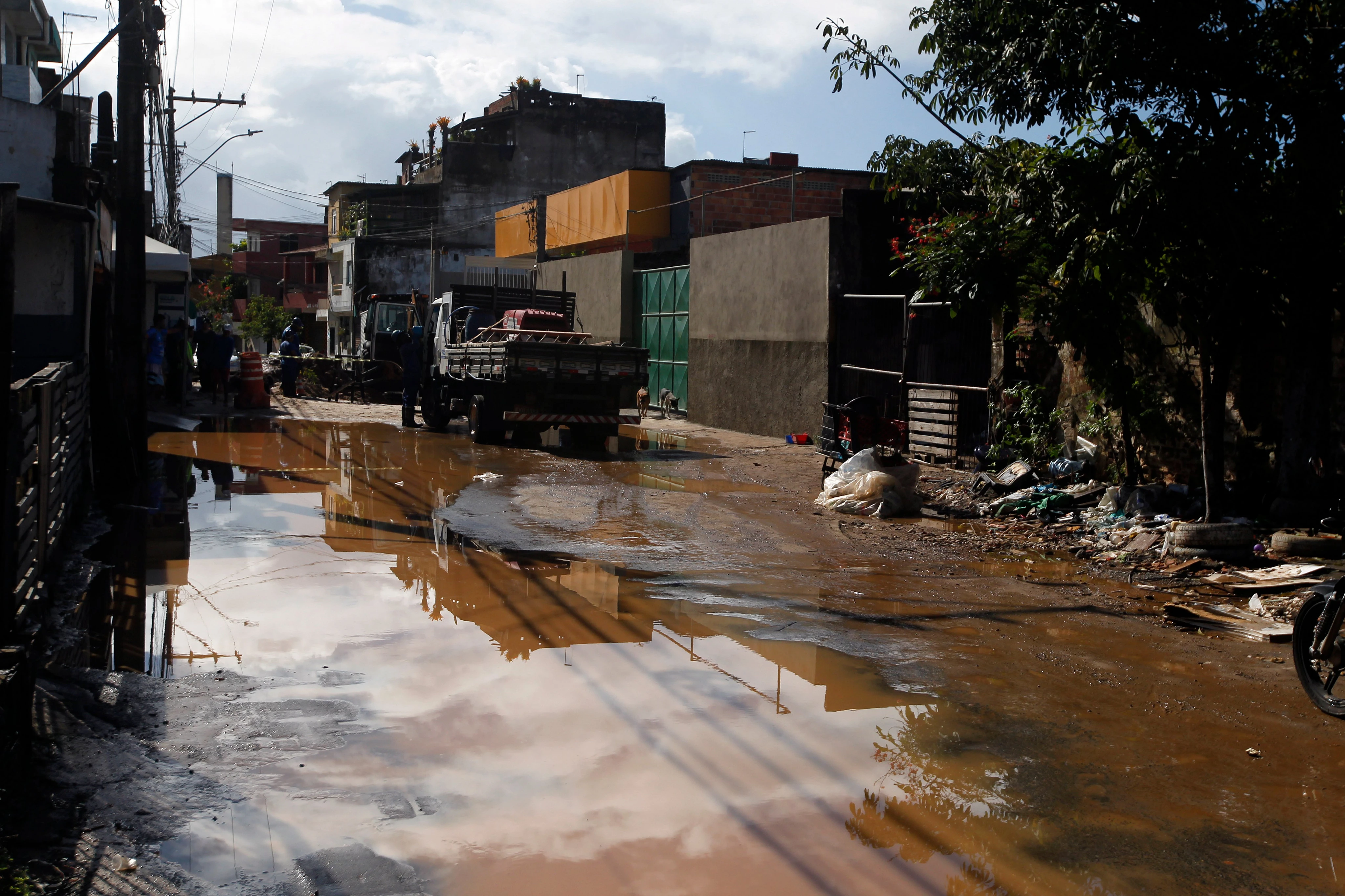 Fornecimento de água é suspenso após rompimento de rede distribuidora na Boca do Rio