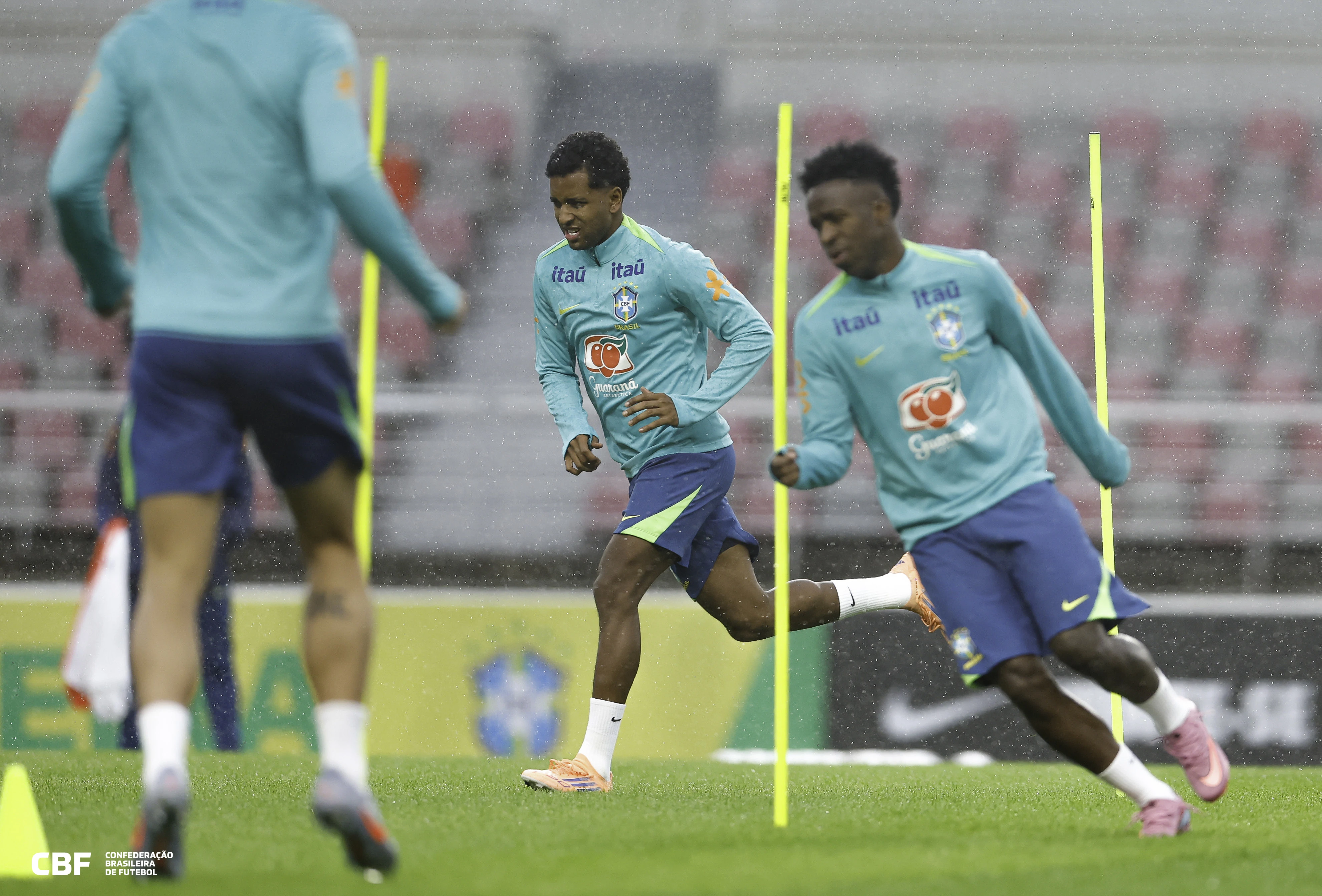 De volta à Seleção, Vini Jr e Rodrygo lideram primeiro treino do Brasil na Ásia