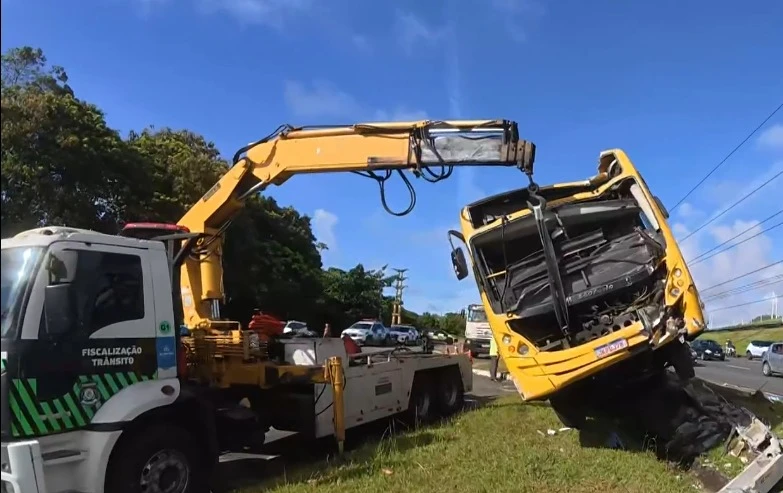 Ônibus bate em poste na Avenida Paralela após motorista cochilar no volante