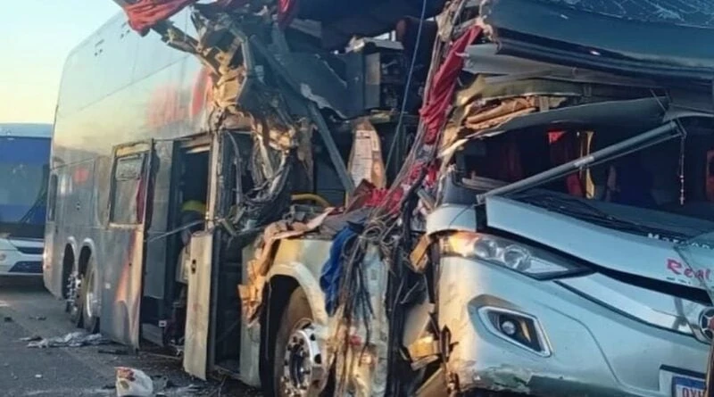 Acidente entre ônibus e carreta deixa um morto e cinco feridos em estrada da Bahia