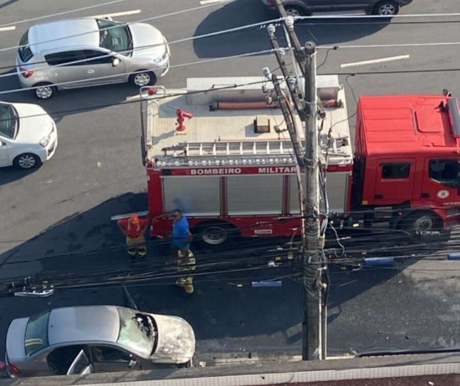 Carro pega fogo em frente a condomínio no Horto Bela Vista