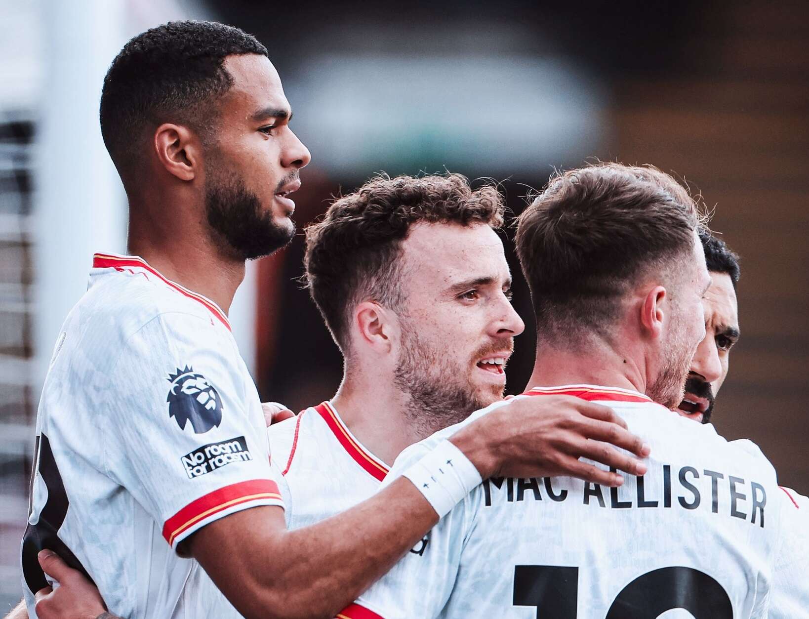 Liverpool sofre, mas derrota o Crystal Palace por 1 a 0 e se garante no topo do Inglês