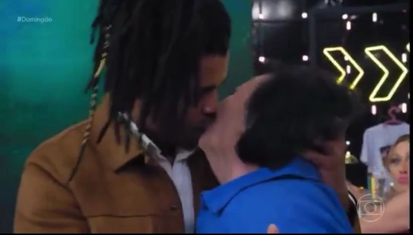 Diogo Almeida beija Dona Déa e canta em homenagem à mãe no ‘Domingão’; veja vídeo