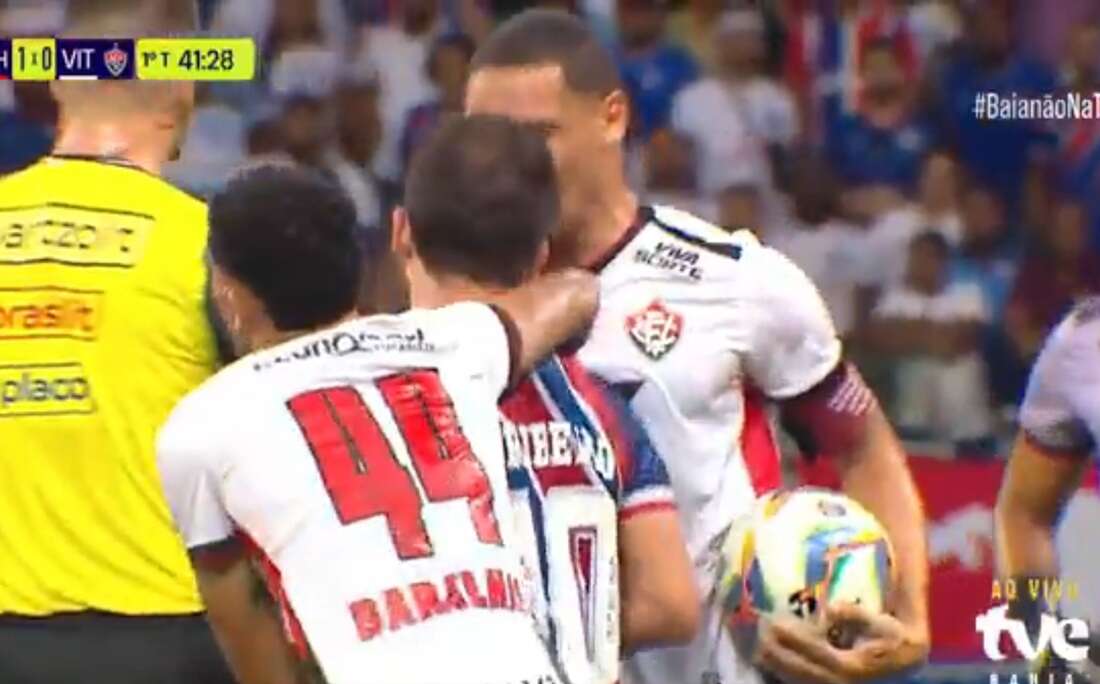 Vitória entra com representação contra arbitragem por 'agressão de Everton Ribeiro'