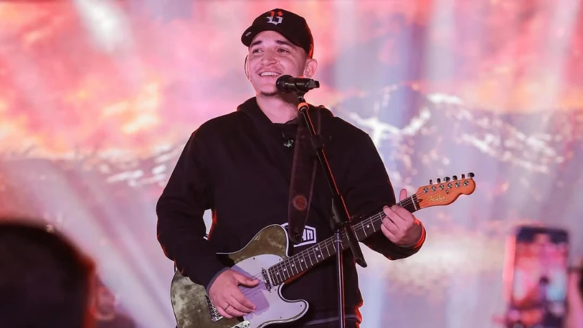 João Gomes emociona público ao subir no palco com o filho durante show: 'Presente da minha vida'