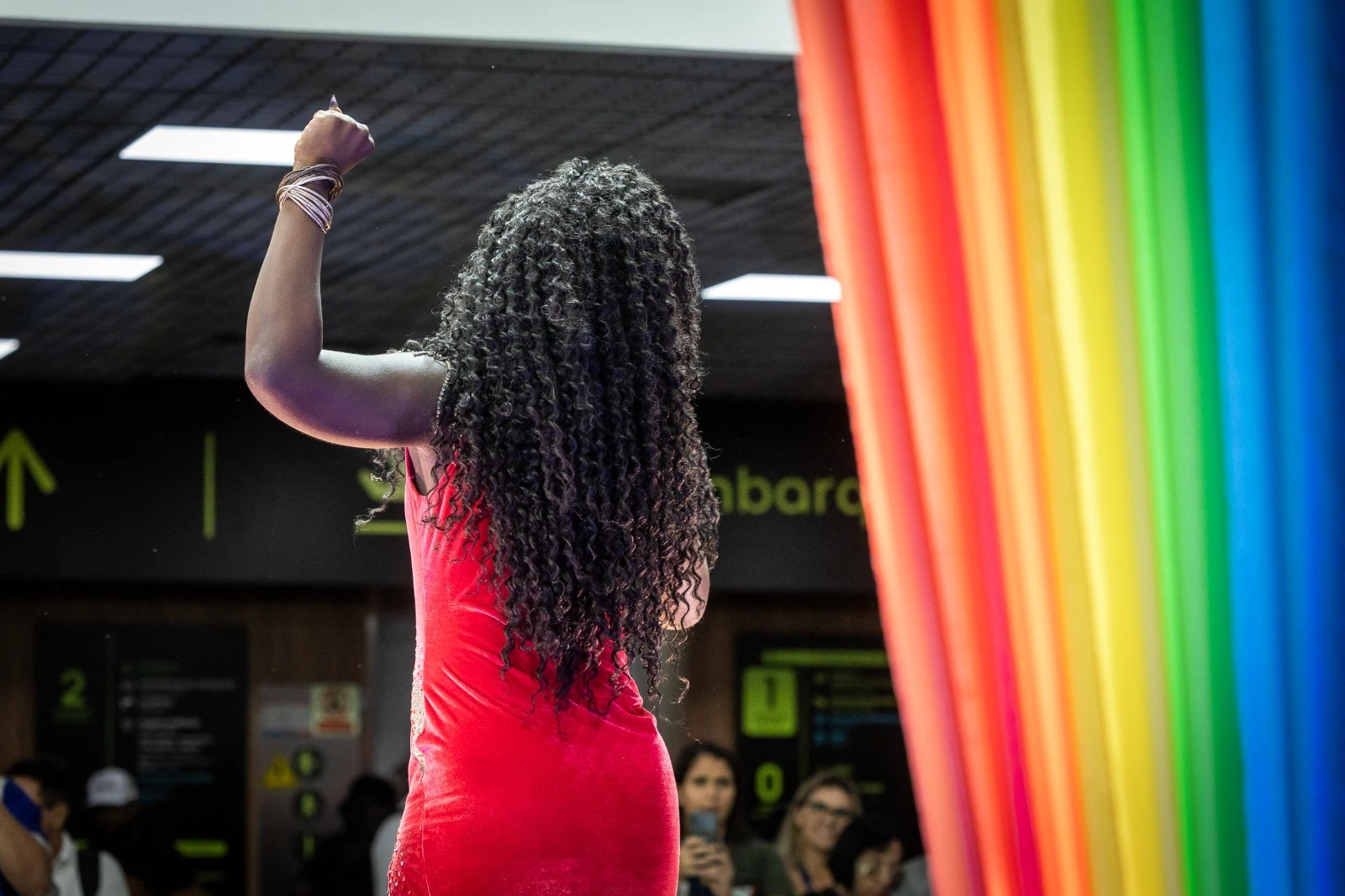 Aeroporto de Salvador recebe drag queens para batalha de lip syncs