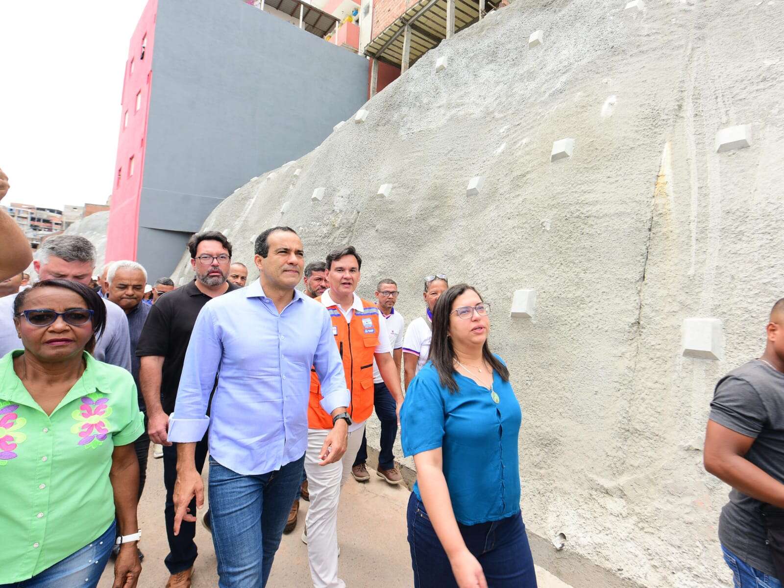 Prefeitura inaugura contenção de encosta em Tancredo Neves