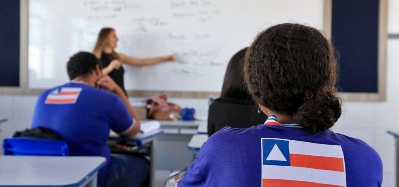 Cerca de 27 mil professores estaduais recebem abaixo do piso na Bahia