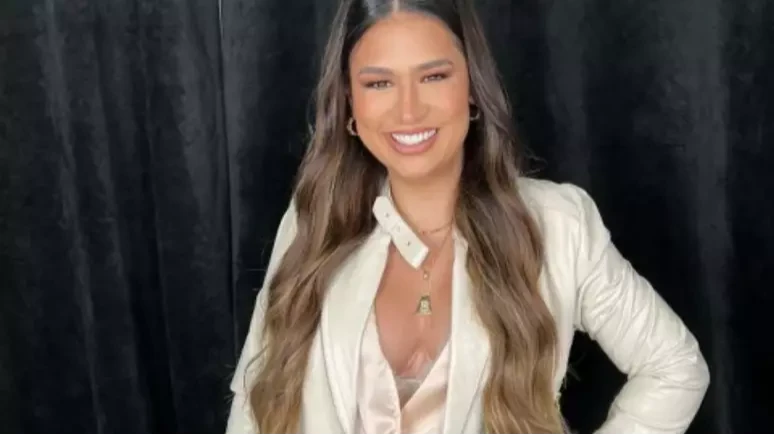 Saco de milho e calcinha personalizada?: Simone Mendes se diverte com presentes inusitados de fãs; veja