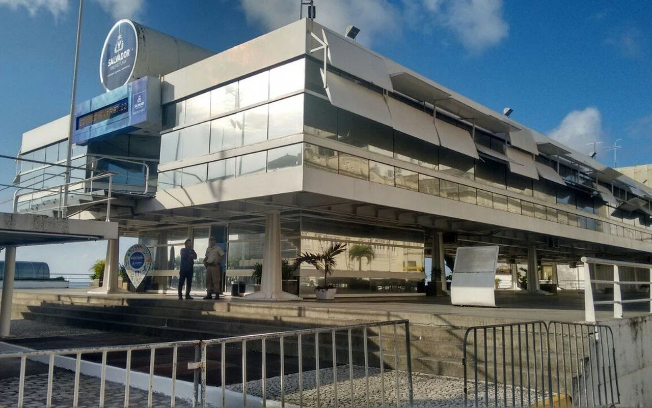 Prefeitura vai descontar salários de professores que seguirem em paralisação