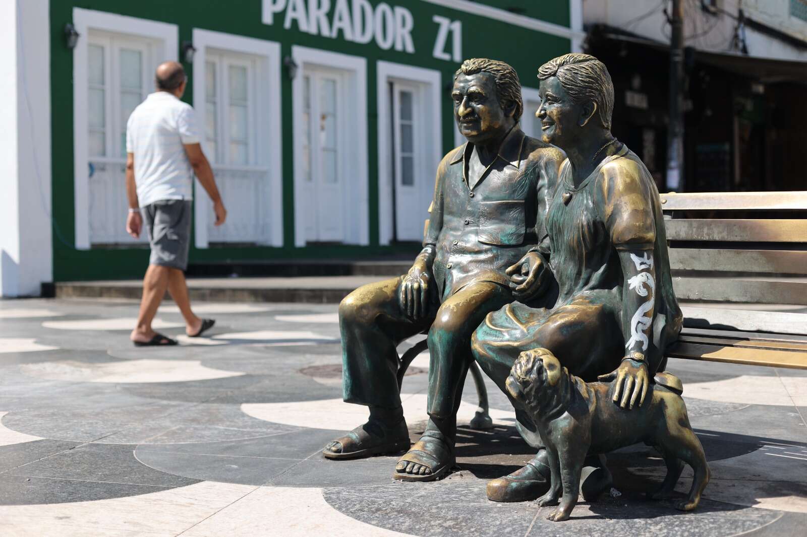 Pintura de 'timbaleiro' em monumento de Jorge e Zelia divide opiniões de internautas