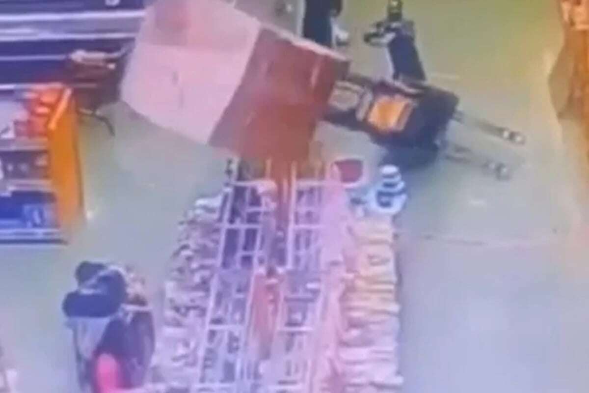 Vídeo: cliente sofre fratura e desmaia ao ser atingida por carga de leite condensado em mercado