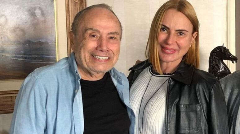 Stênio Garcia fica surpreso ao descobrir ao vivo que relação com esposa é aberta: 'Não tô sabendo'