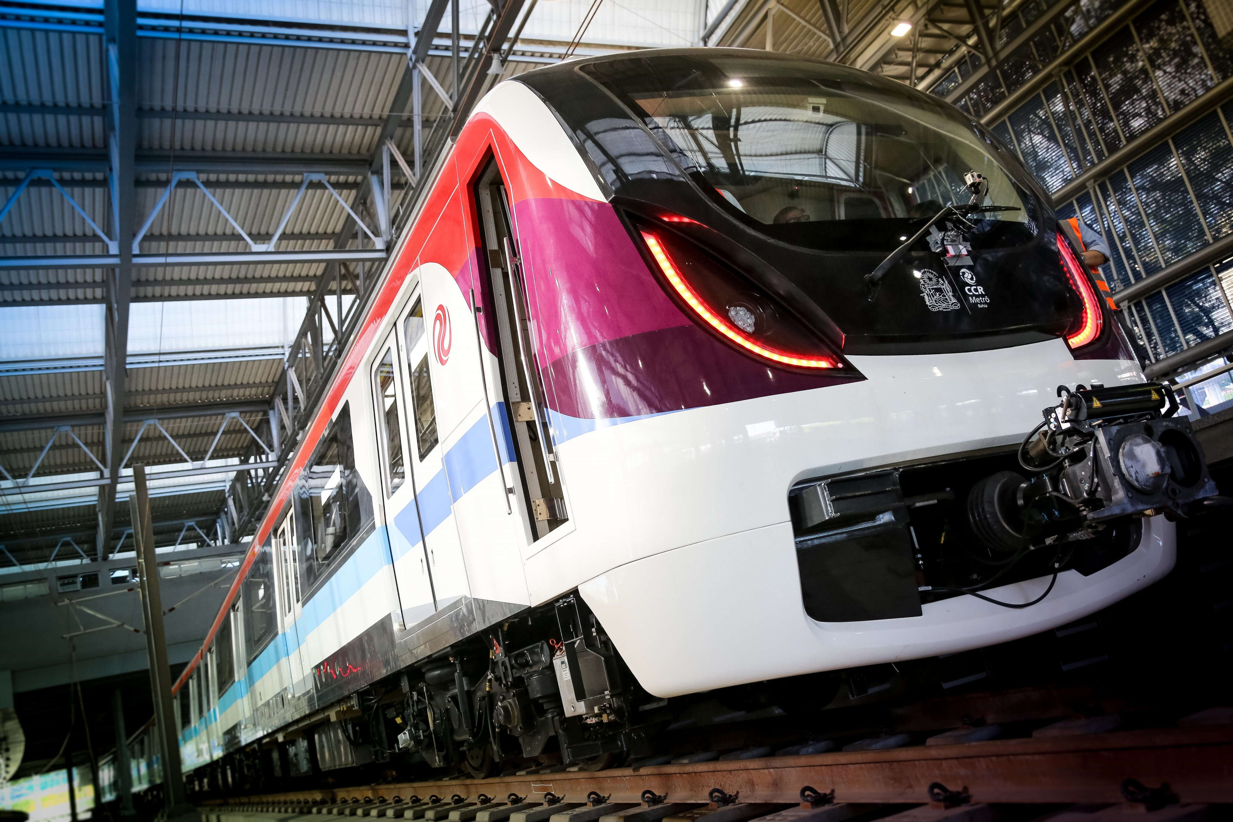 Passageira fica com a perna presa no vão da plataforma do metrô em Salvador