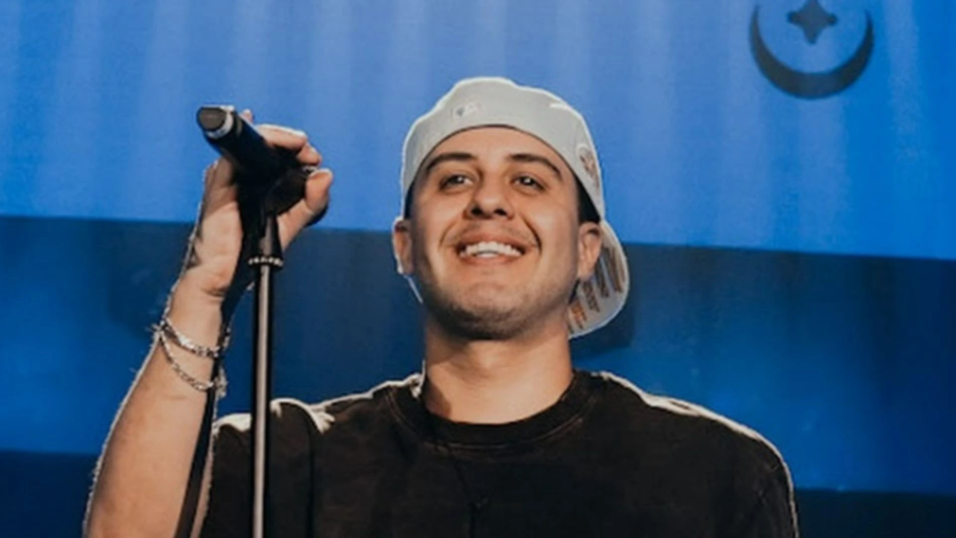 Cantor Bruno Diegues é internado às pressas e cancela participação no show de Léo Santana