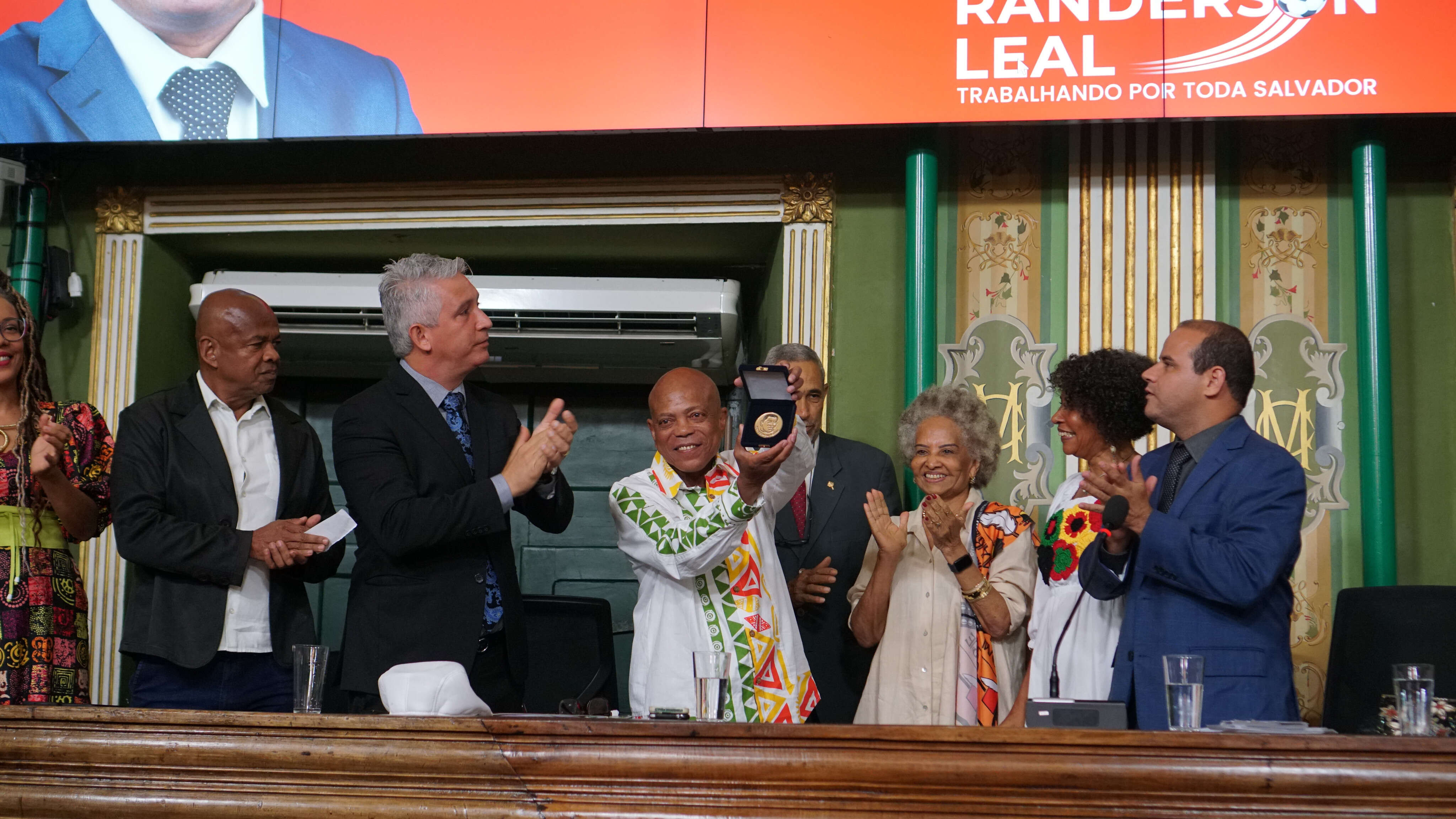 Presidente do Olodum recebe medalha Zumbi dos Palmares na Câmara Municipal