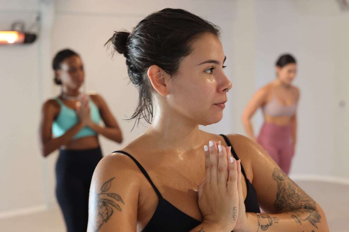 Hot yoga: modalidade milenar a 40°C vira febre em Salvador