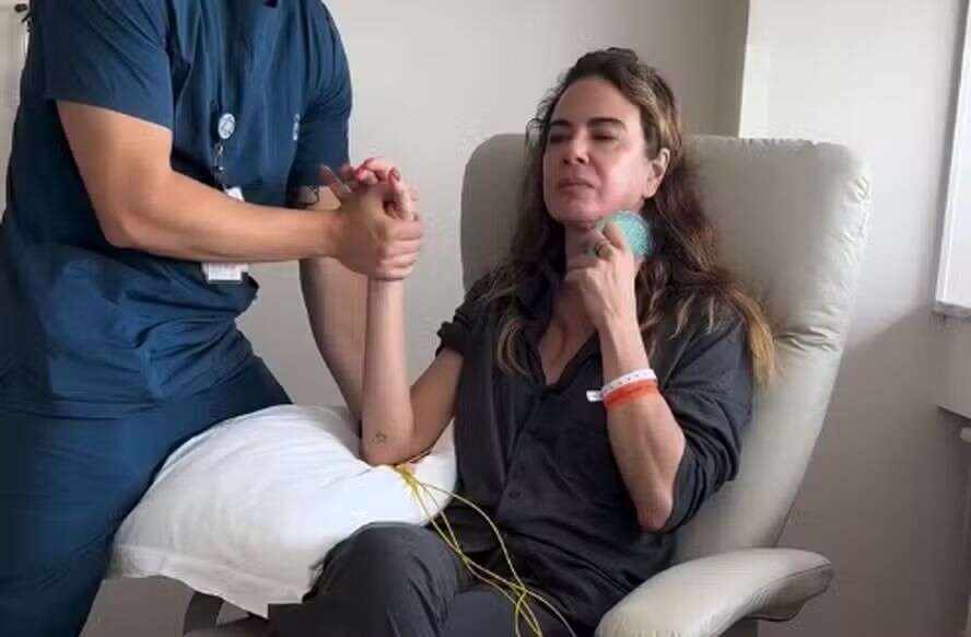 Luciana Gimenez faz fisioterapia após cirurgia de emergência: 'só queria estar no after'