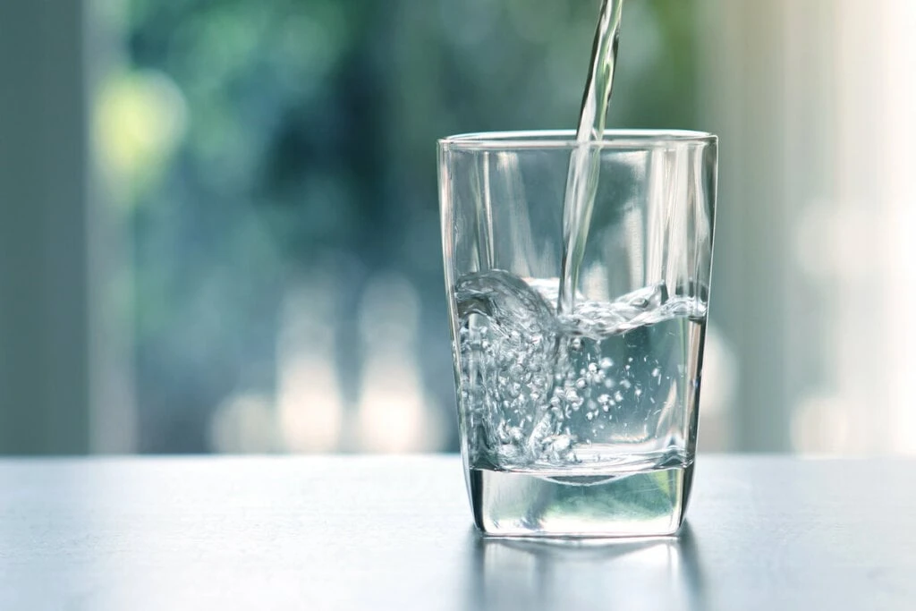 Com hábito simples é possível eliminar 90% dos microplásticos da água em casa
